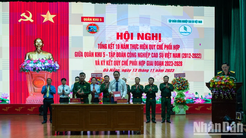 Tập đoàn Công nghiệp Cao-su Việt Nam và Quân khu 5 ký kết phối hợp giai đoạn 2023-2028